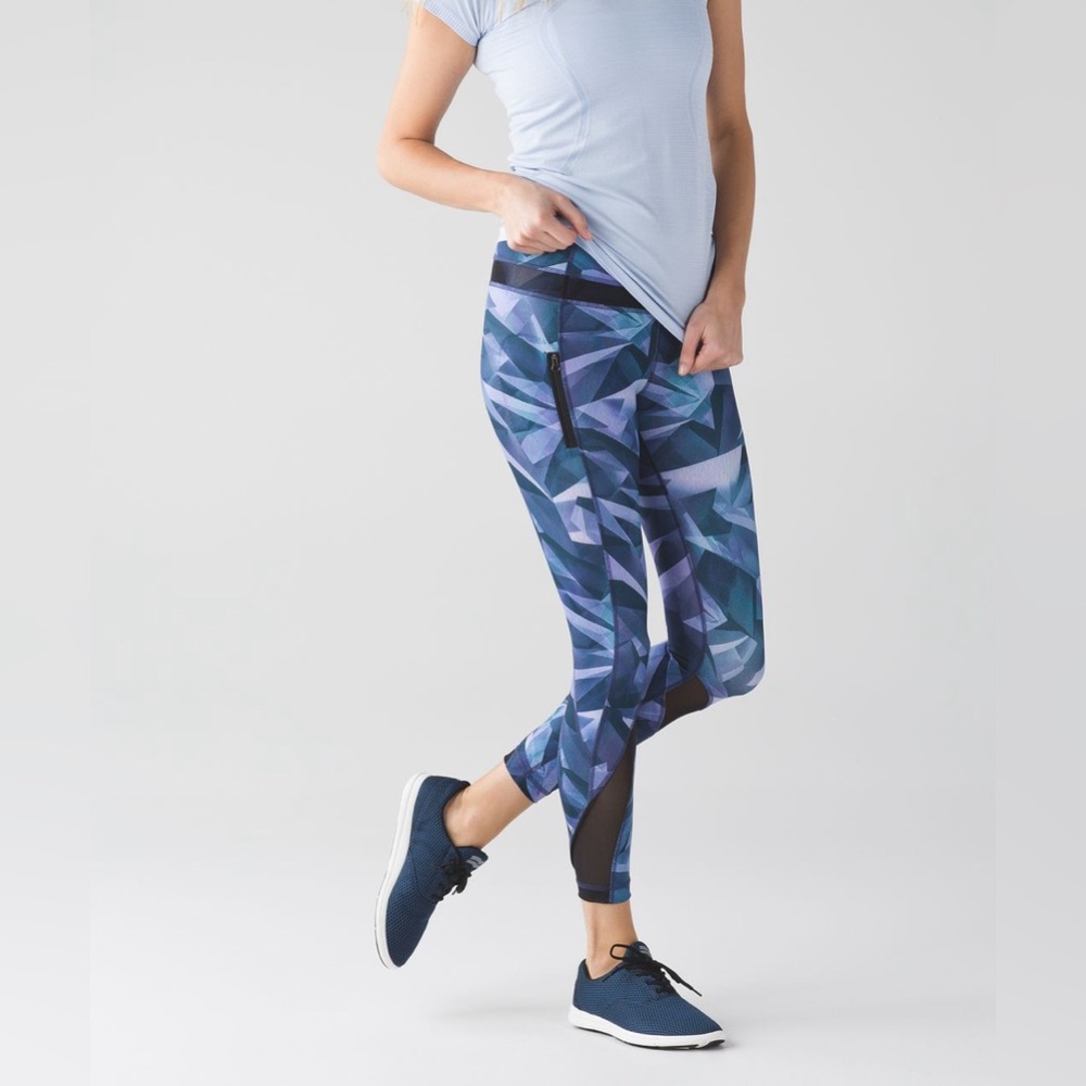 Lululemon Inspire Tight II (Mesh)
Pretty Prism Multi / Black 6